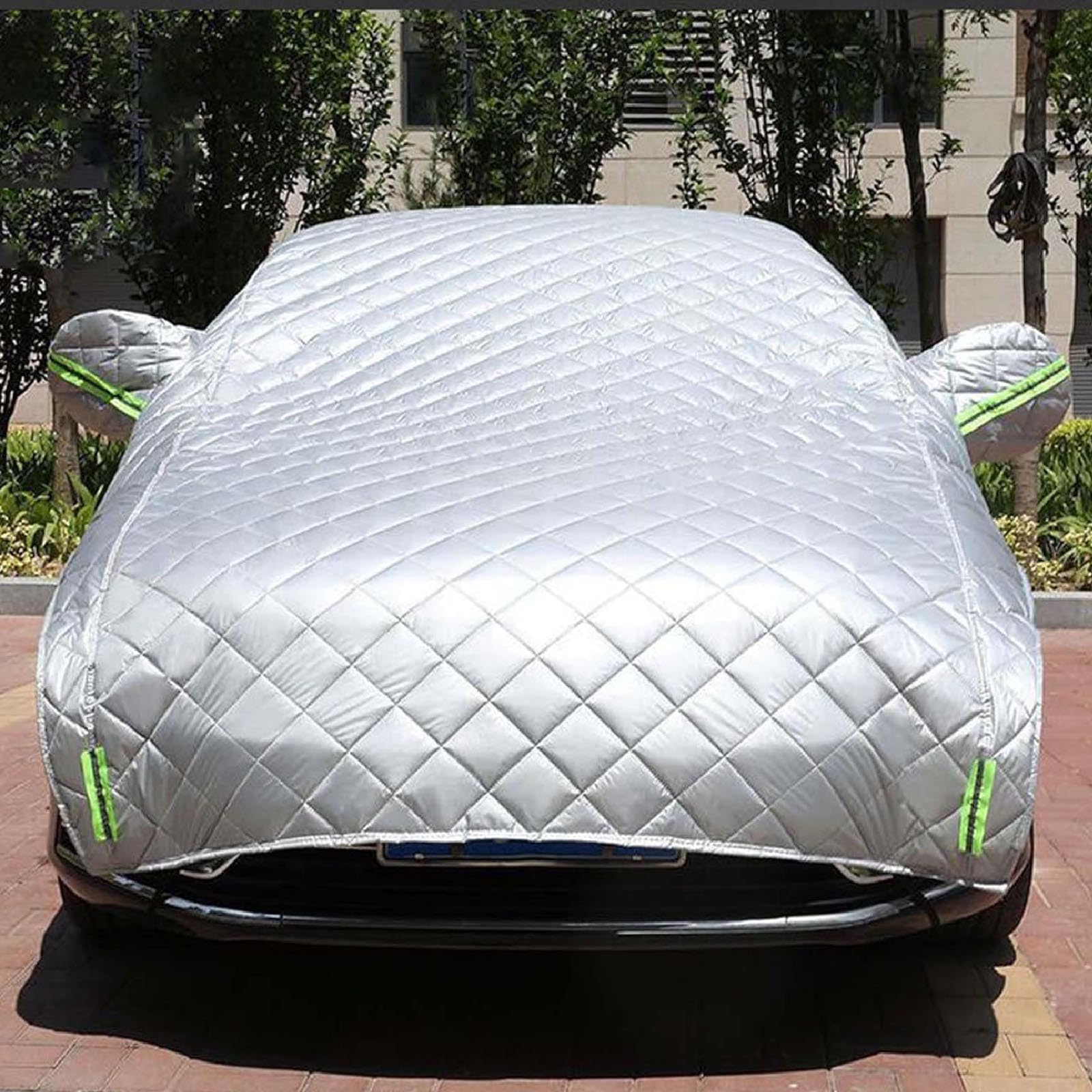 Telo antigrandine ufficiale montato su un'auto, vista frontale