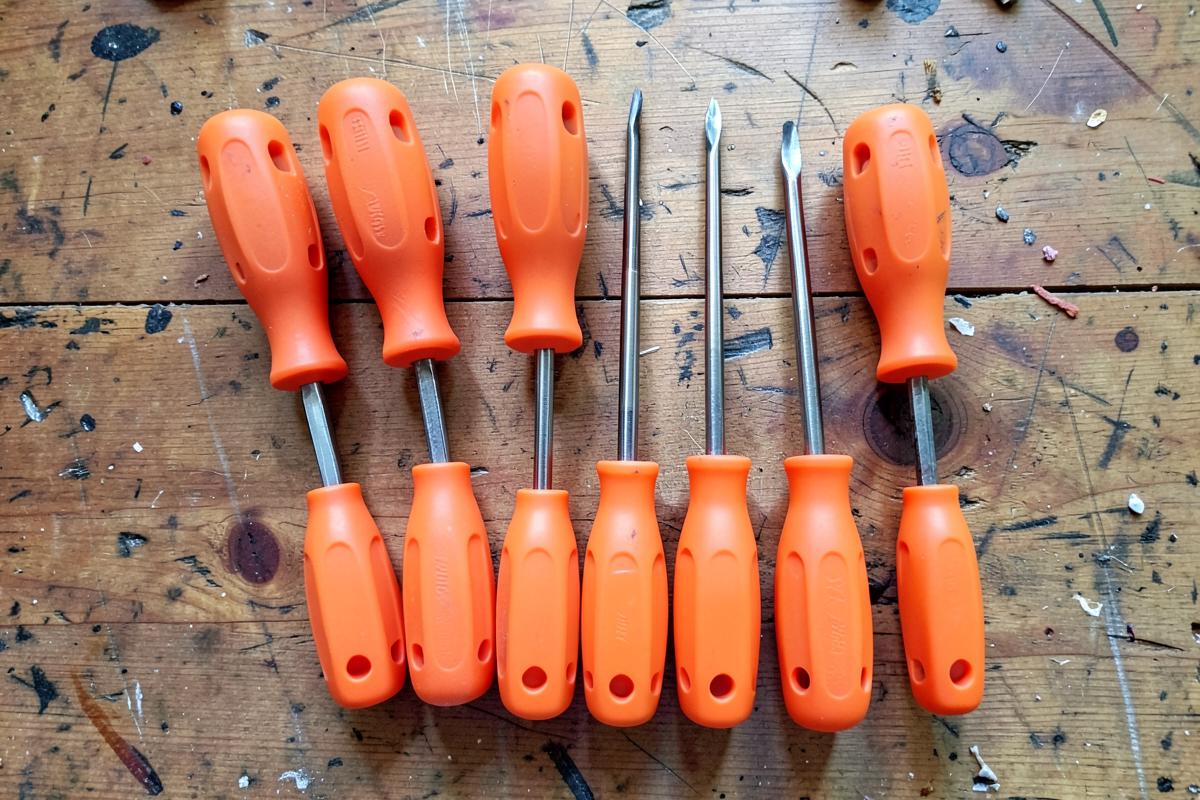 Set di cacciaviti professionali con impugnatura arancione